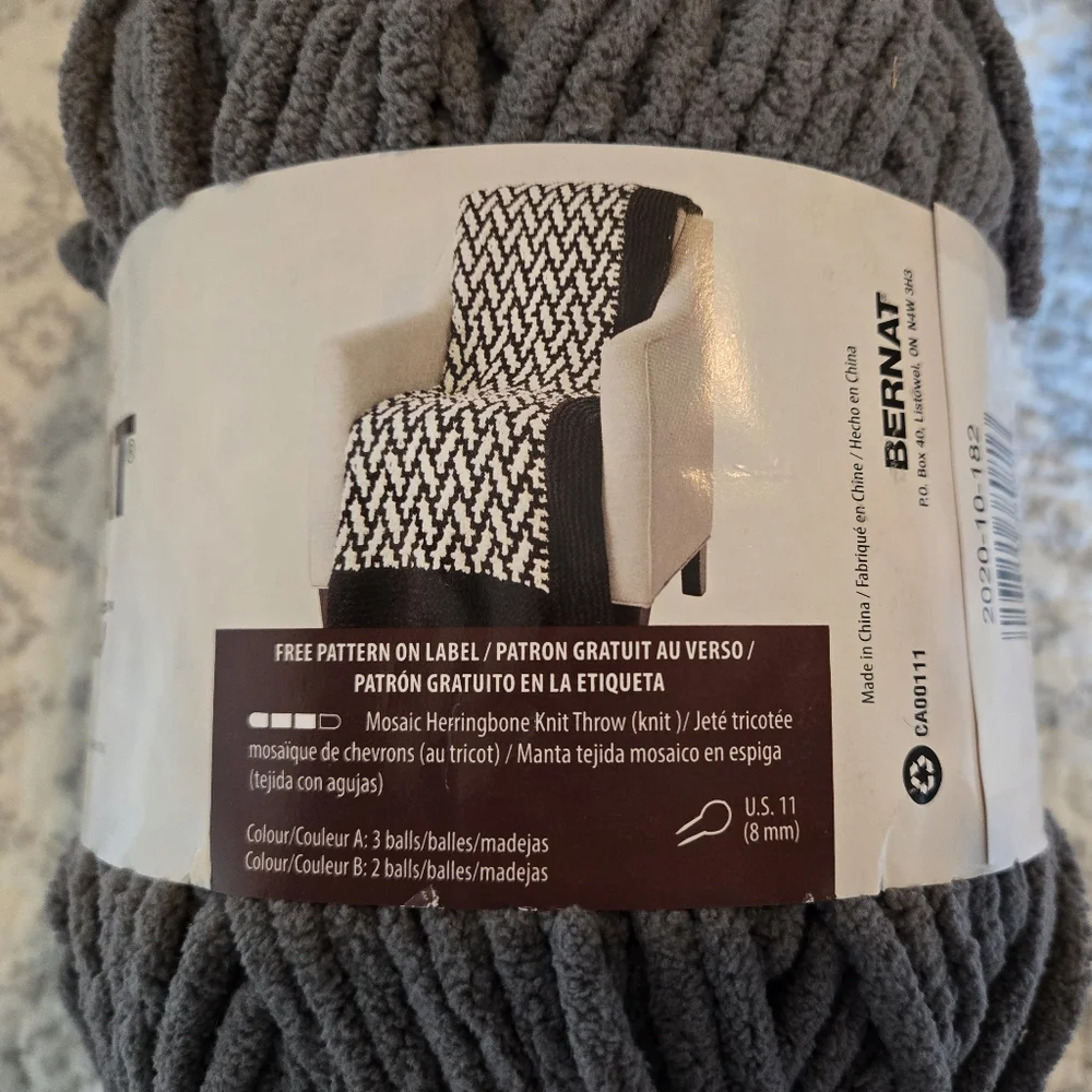 Bernat Blanket Yarn - Dark Gray 10.5 Oz Ea Skein - Picture 8 of 9